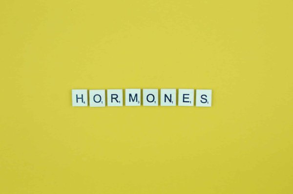 Comment gérer les fluctuations hormonales pendant la grossesse avec des remèdes naturels ?