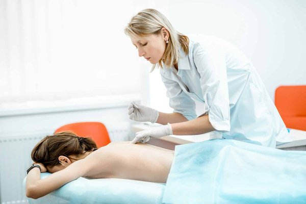 Comment l'acupuncture peut-elle être utilisée pour soulager les douleurs menstruelles et quels sont ses avantages spécifiques?